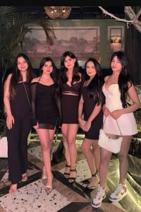 Çeşme Üniversiteli Kızlar Grup Yapıyorlar